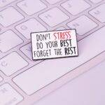 Kovový odznak „DON'T STRESS..."